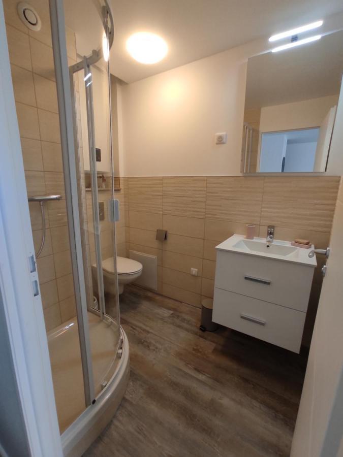 Appartement Climatise Avec Balcon,Wifi, Proche Remparts Avinyon Dış mekan fotoğraf
